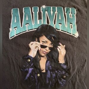 Aaliyah graphic tee sunglasses women’s size medium